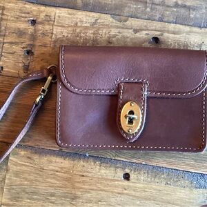 SOLD IN BOUTIQUE Beautiful 100% leather Fossil wristlet
